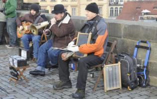 uliczni muzykanci-Praga
